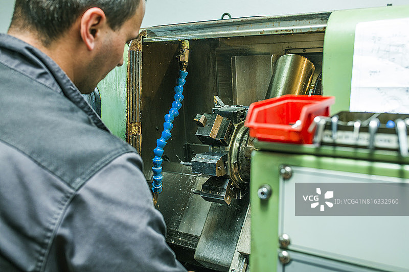 操作数控铣床的工人图片素材