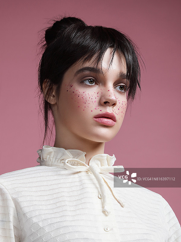 有雀斑的年轻女孩图片素材