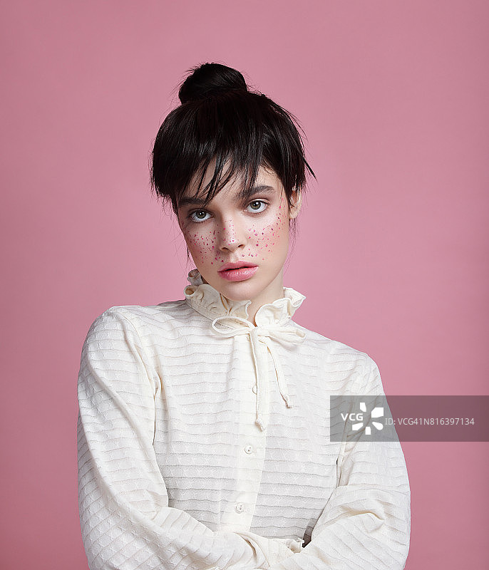 有雀斑的年轻女孩图片素材