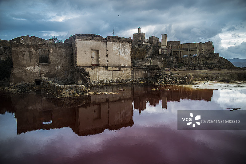红色湖泊旁的罗马矿场图片素材