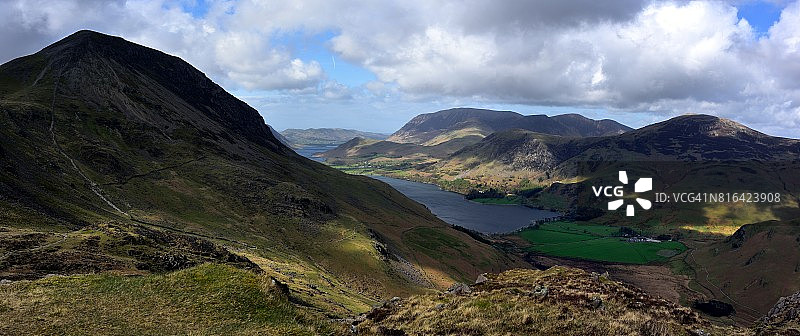 巴特米尔湖及其山丘图片素材