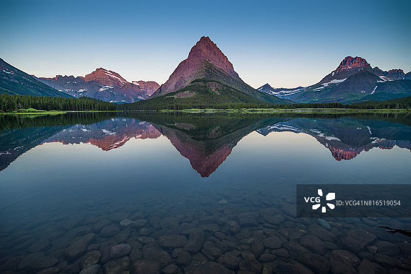 黎明时的斯威夫特科伦特湖图片素材