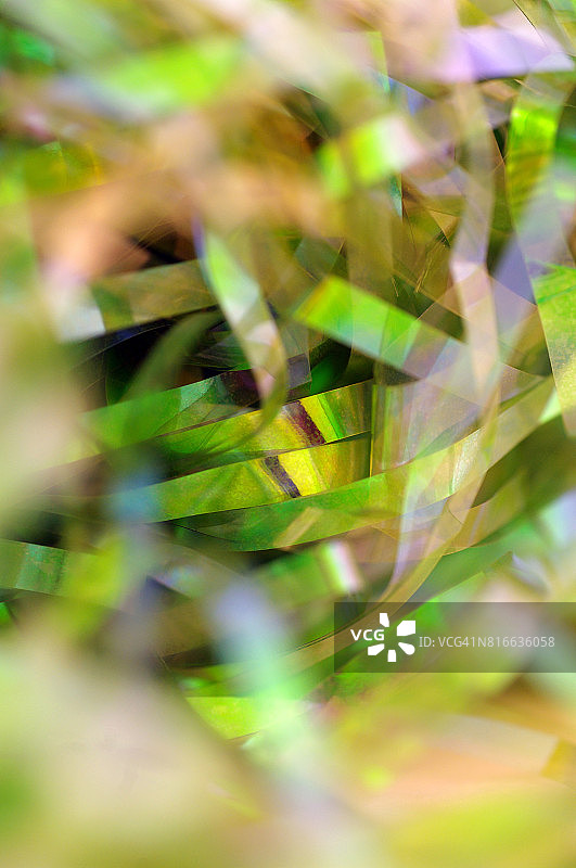 绿色玻璃纸带的抽象宏观图片素材