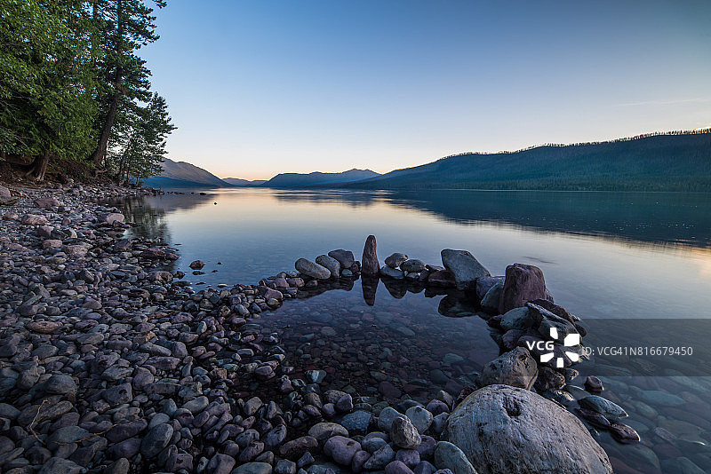 冰川国家公园日落时的麦克唐纳湖图片素材