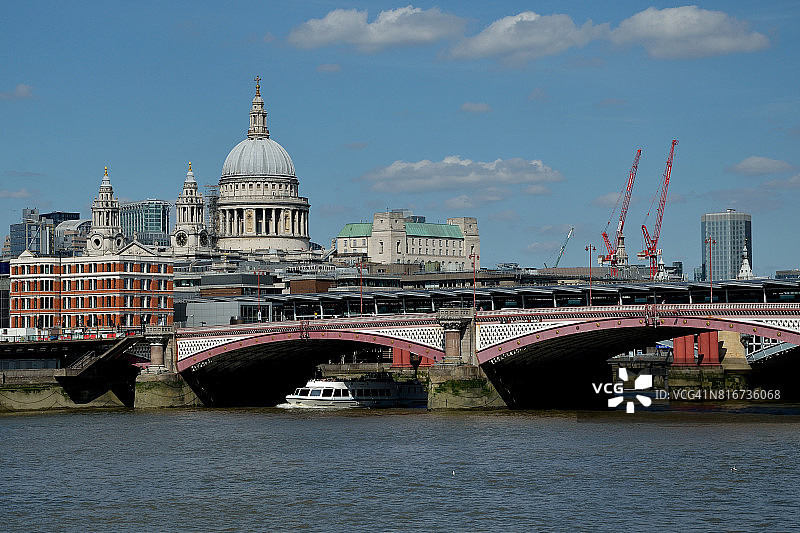 通往圣保罗大教堂的桥梁图片素材