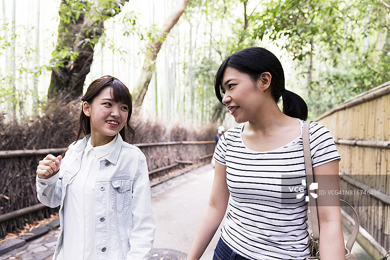 朋友们在日本京都岚山地区游玩图片素材