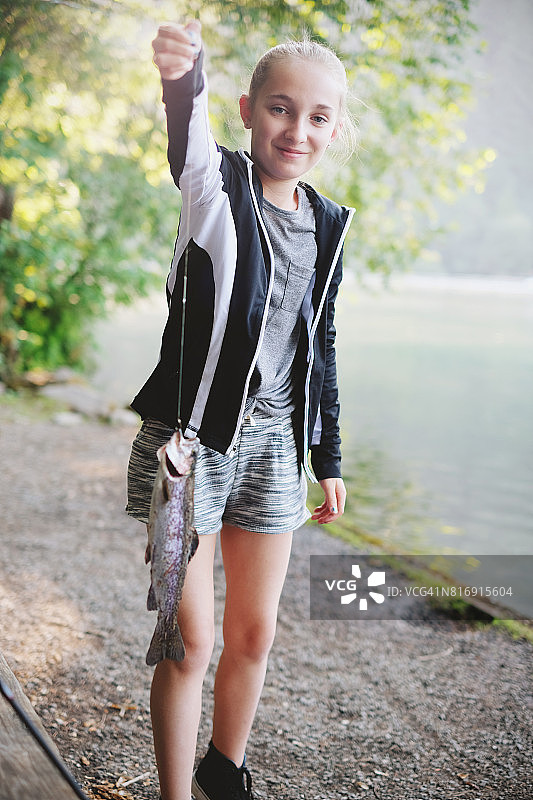 展示钓到的鱼的少女图片素材