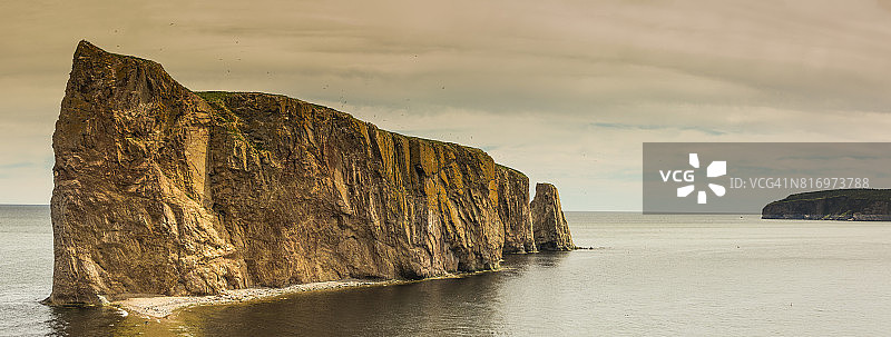 远眺加拿大魁北克省加斯佩半岛的著名珀尔塞岩石和博纳旺蒂尔岛图片素材