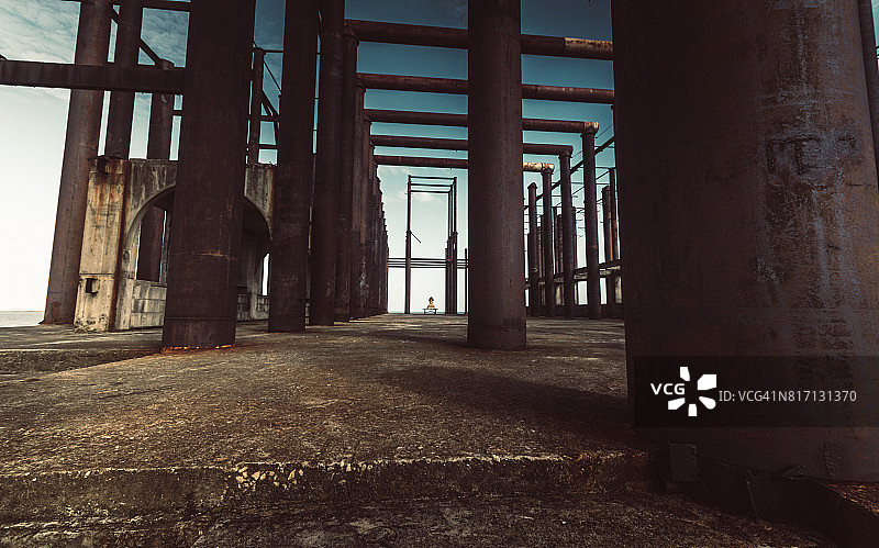 仰视角度：海上宗教建筑图片素材