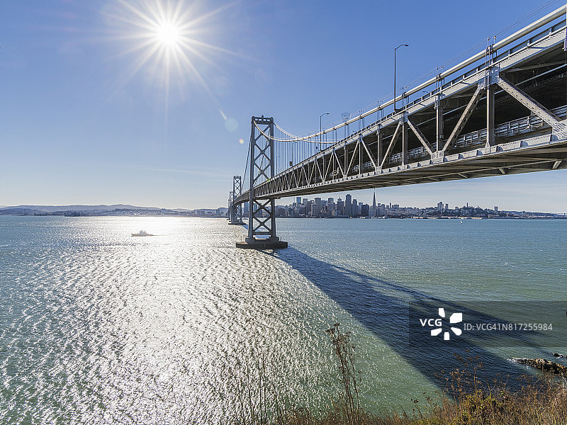 从芳草岛看海湾大桥和旧金山城市天际线图片素材