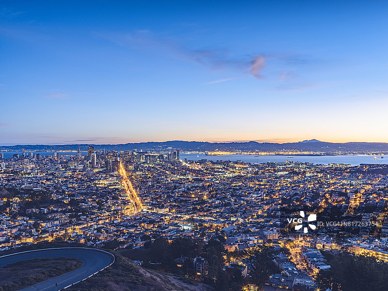 黄昏时分从双峰俯瞰旧金山城市天际线图片素材