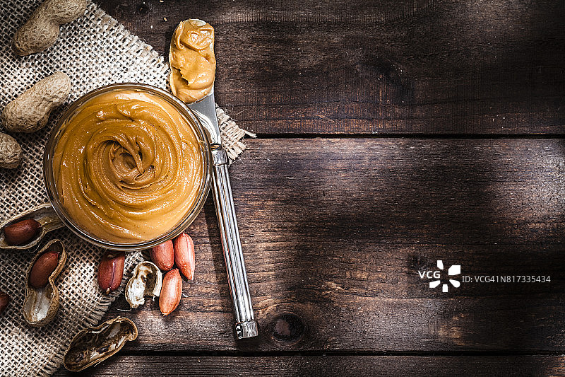 乡村木桌上的玻璃碗装花生酱图片素材