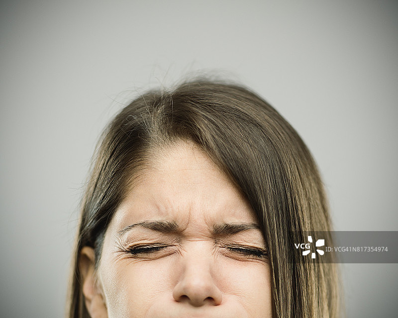 面露痛苦表情的年轻女子图片素材