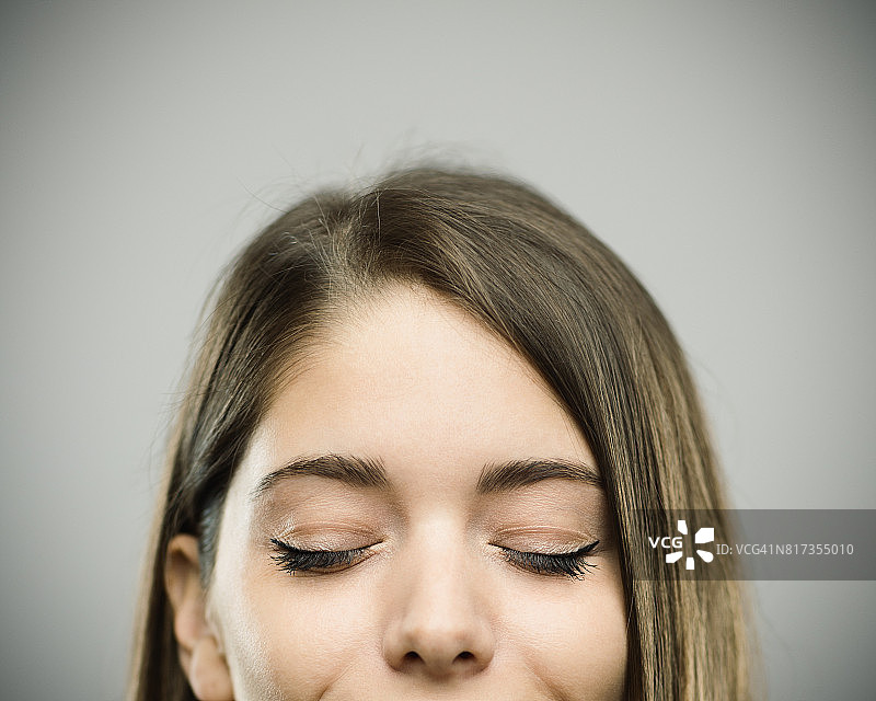 闭着眼睛的快乐年轻女子写真图片素材
