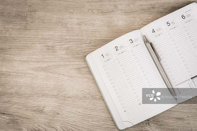 日历、智能手机、平板电脑。工作场所，桌子上有平板电脑和智能手机特写图片素材