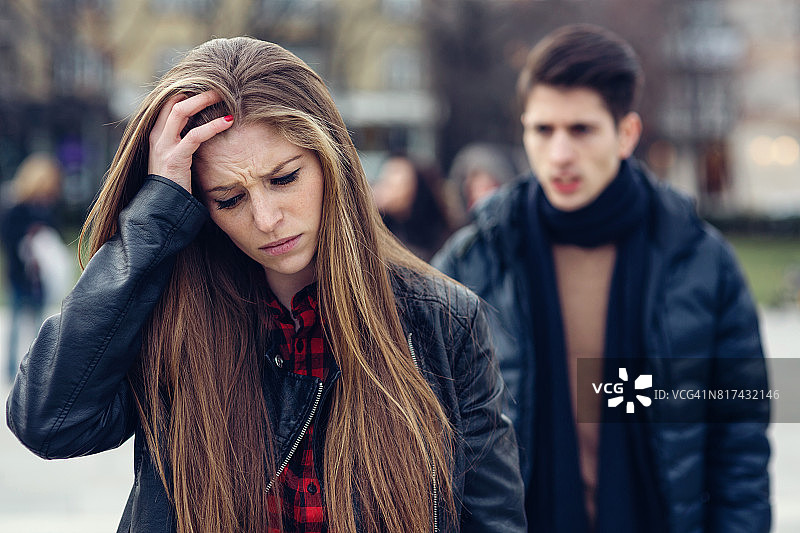 街头争吵的夫妇图片素材