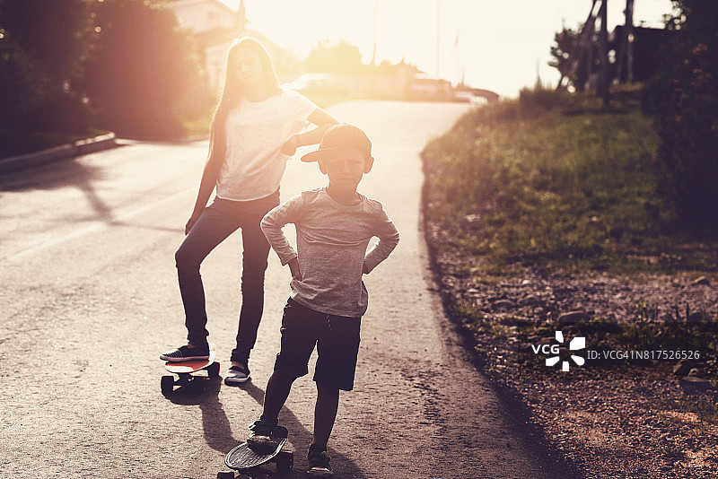 年轻的滑板爱好者在放松图片素材