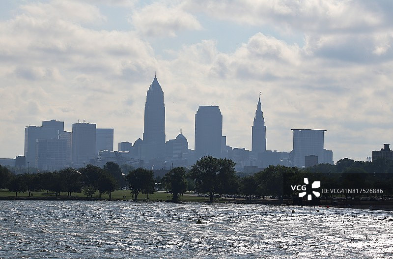克利夫兰市中心和伊利湖上空的雾霾图片素材