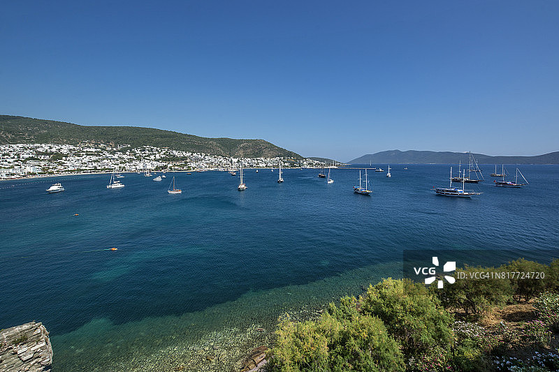 土耳其穆拉省博德鲁姆湾绿松石水域中停泊的帆船图片素材