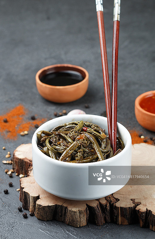 香辣蕨菜沙拉配洋葱大蒜图片素材