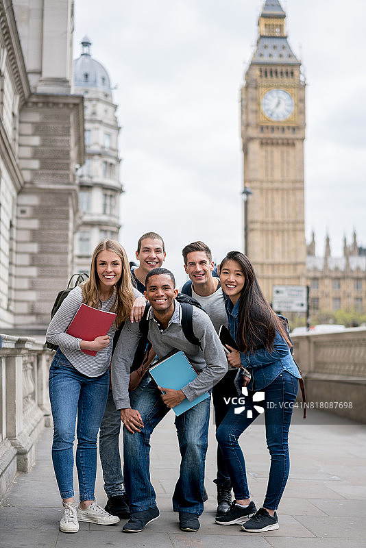 一群快乐的伦敦学生图片素材