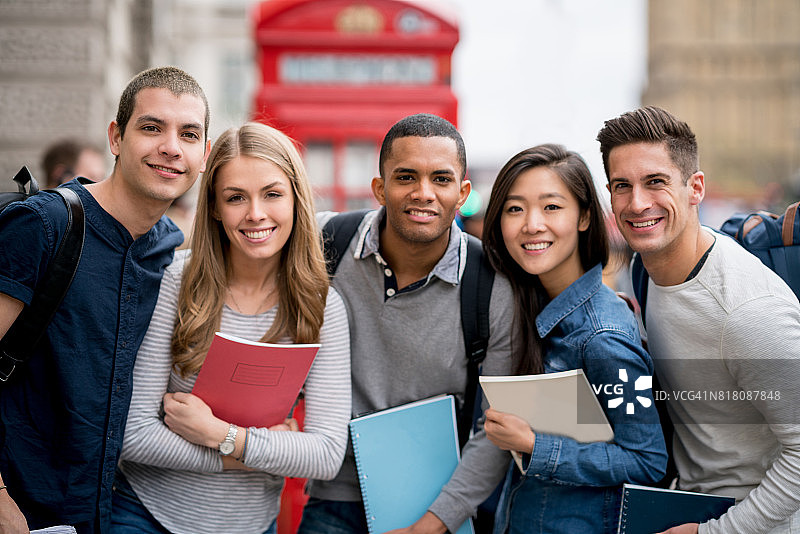 在伦敦的快乐的交换生们图片素材