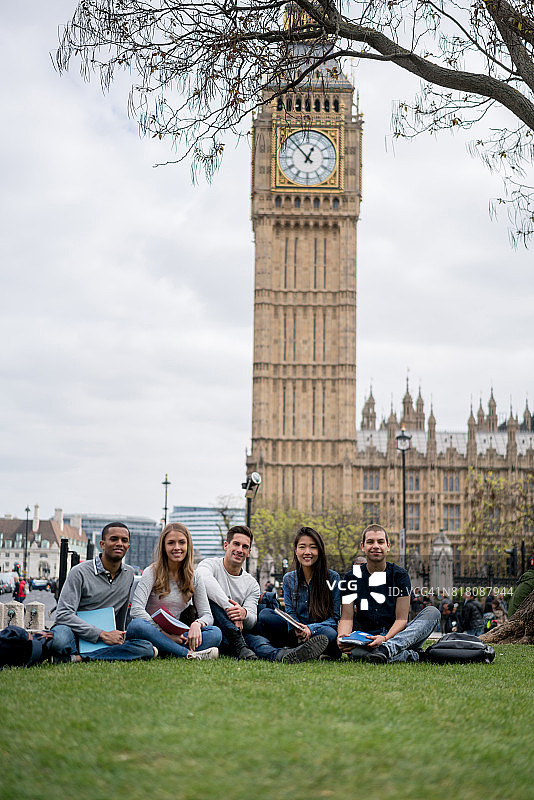 一群快乐的伦敦学生图片素材
