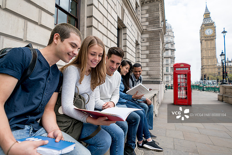 伦敦快乐的学生们在户外学习图片素材