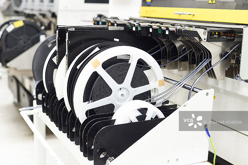 SMT生产线上贴片机中的卷轴，也称为表面贴装设备机器图片素材