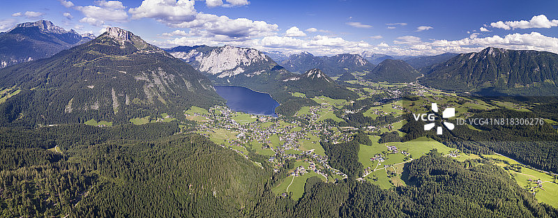 奥地利阿尔陶塞湖的壮丽航拍全景图片素材