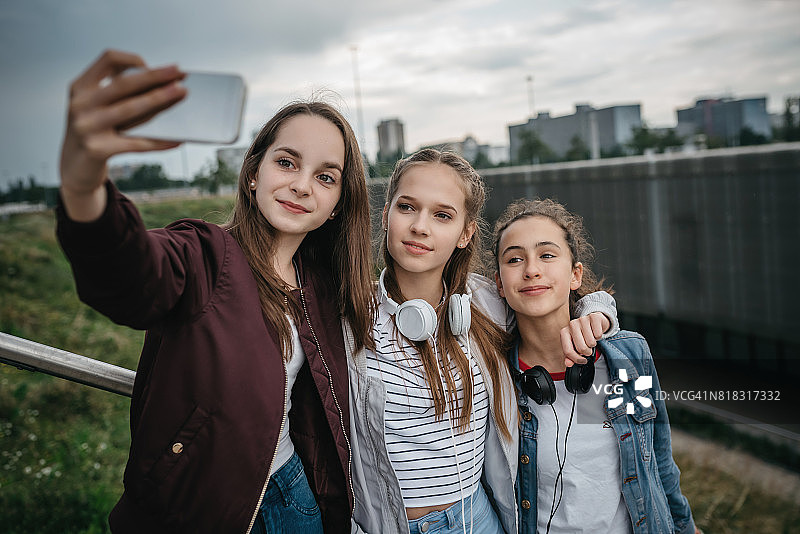 三个十几岁的女孩在户外自拍图片素材