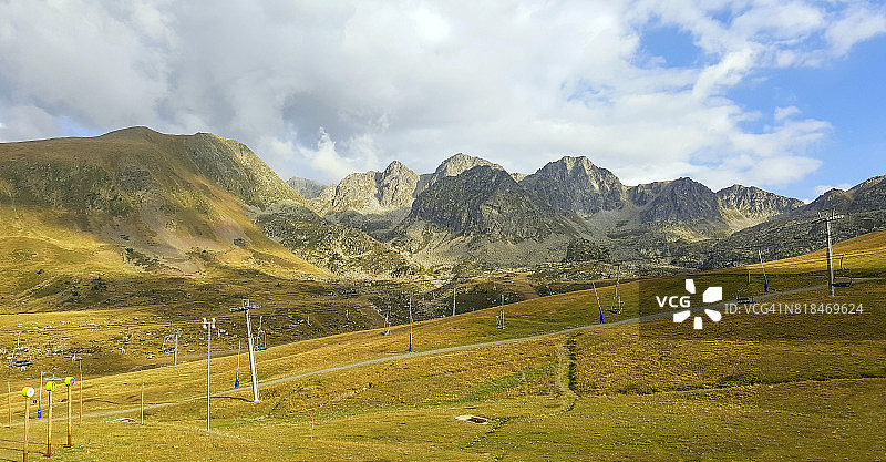 夏季的安道尔帕斯·德拉卡萨滑雪区图片素材