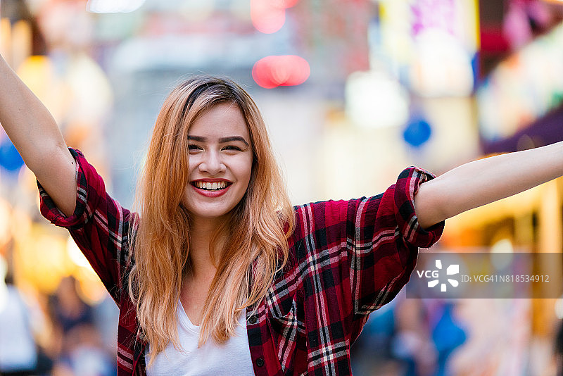 美丽的女游客肖像图片素材