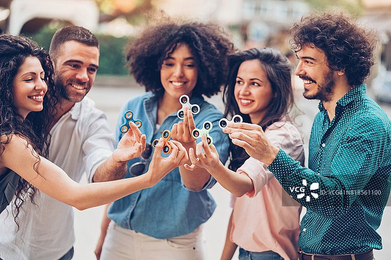 玩指尖陀螺的人群图片素材