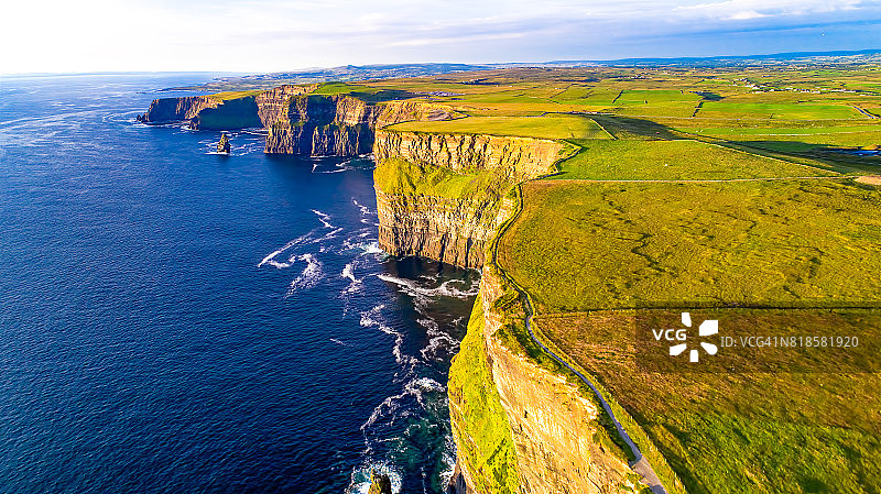 莫赫悬崖鸟瞰，位于爱尔兰克莱尔郡里斯卡诺图片素材