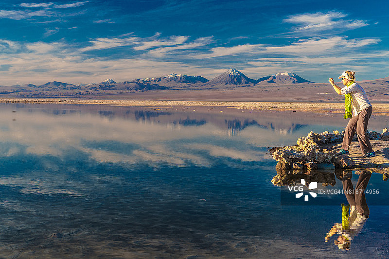 阿塔卡马盐滩查克萨泻湖的女人与雪山倒影图片素材