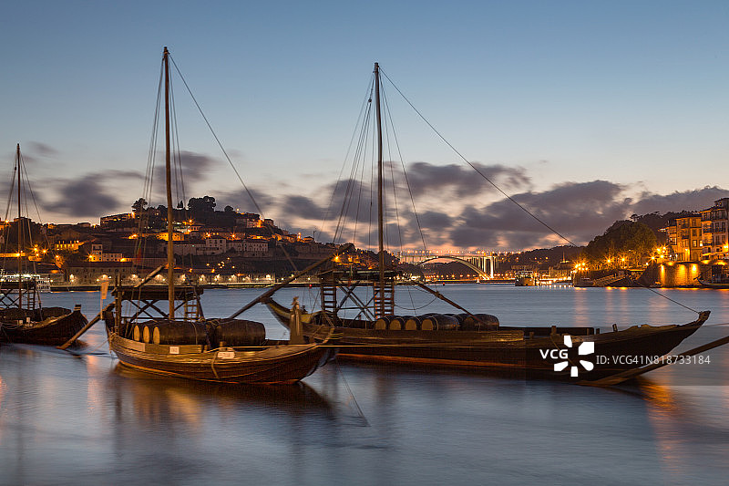 夜晚波尔图里贝拉河岸地区的拉贝洛船图片素材