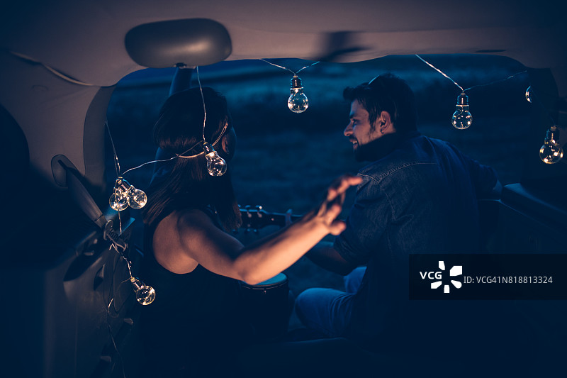 嬉皮士情侣唱歌图片素材