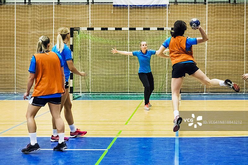 女子手球运动员训练中图片素材