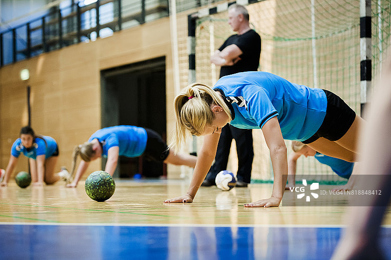 正在热身的女子运动员图片素材