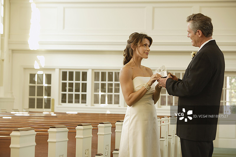 新娘新郎彼此微笑图片素材