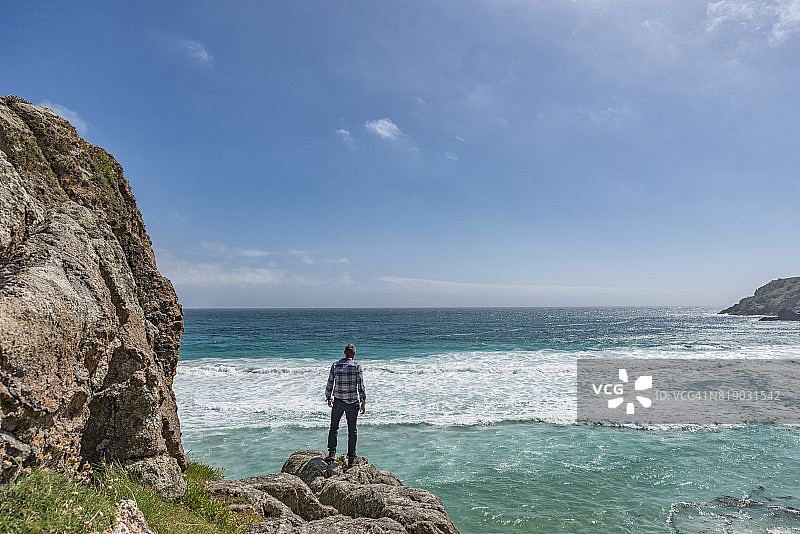 男子站在康沃尔海岸欣赏风景图片素材