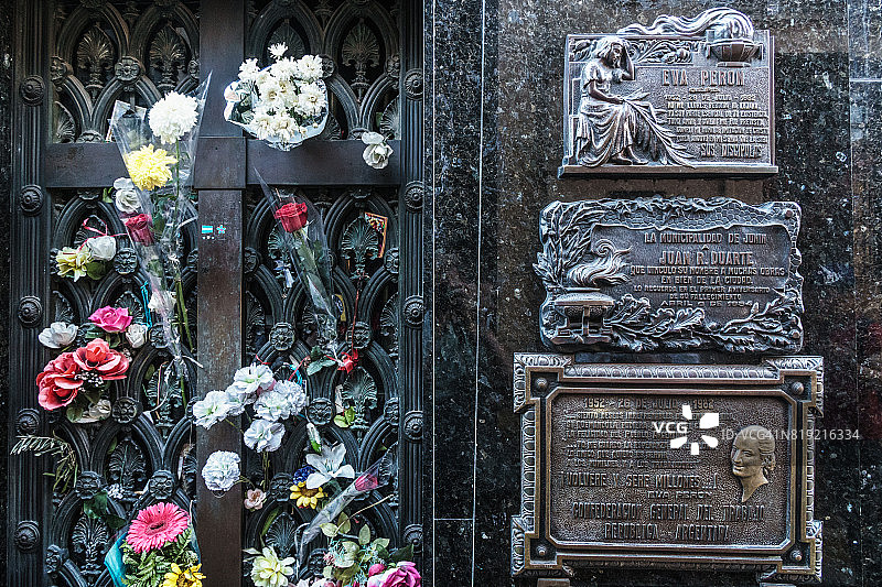 布宜诺斯艾利斯拉 Recoleta 公墓中，每天都有鲜花覆盖着 Eva Peron 的 Duarte 家族墓穴图片素材