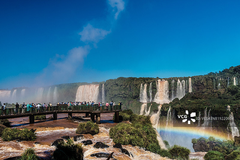 伊瓜苏瀑布魔鬼喉游客观景（巴西视角，联合国教科文组织世界遗产），前景可见彩虹图片素材