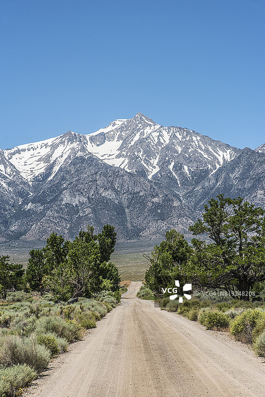 东部内华达山脉的乡村小路图片素材