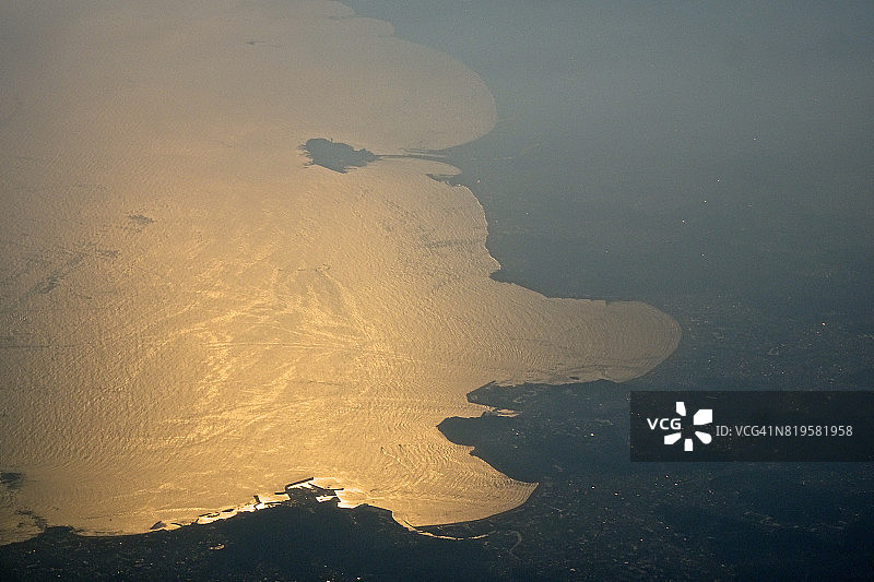 飞机航拍神奈川县的相模湾、藤泽、镰仓、逗子市和叶山町日落景色图片素材