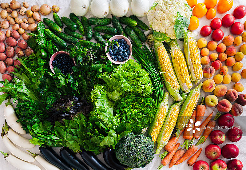 不同夏季水果、蔬菜、绿色蔬菜和浆果2.5D摆拍图片素材