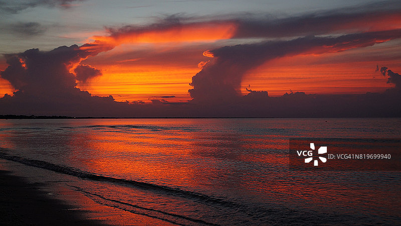 顶部被吹散的傍晚雷暴云图片素材