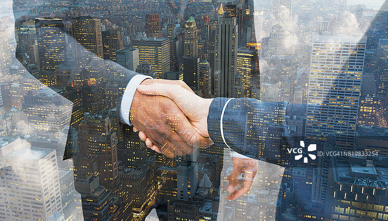 两人与建筑物握手图片素材