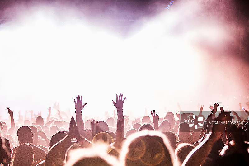 音乐会现场举起的手图片素材